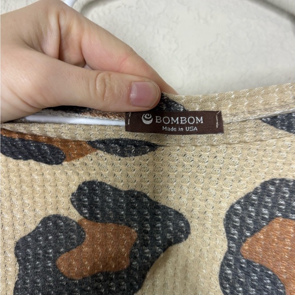 Chic Animal Print Long Sleeve Top - Picture 3 of 3